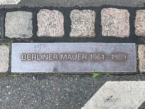 베를린 장벽 이전 표지