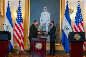 미국 국무장관 마이크 폼페이오가 엘살바도르 대통령 나이브 부켈레와 CSL 임대 연장 서명식에 참석하는 모습