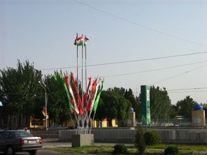 1998년에 근로자 휴일로 선포된 '국가통합의 날'을 기념하여 2007년 후잔트에서 게양된 축제 깃발.