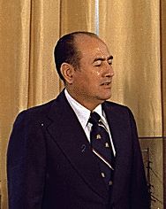 엘살바도르의 군부 대통령 카를로스 움베르토 로메로 장군(1977–1979). 그의 임기는 시민 불안과 정부 탄압의 증가로 특징지어진다.