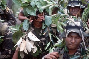 1984년 5월 14일, 그라나데로 훈련 중 대기 지역에 모인 살바도르군 위장병