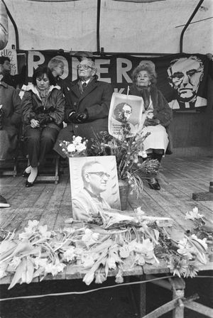 네덜란드 헤이그에서 열린 로메로 대주교 추모식. 마리아넬라 가르시아 비야스의 부모와 자매가 로메로의 초상화 앞에 서 있다. (1984년 3월 24일)
