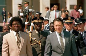 1982년, 미국 국방부 청사(펜타곤) 외부에서 캐스퍼 웨인버거 미 국방장관과 새뮤얼 도가 함께 찍은 사진.