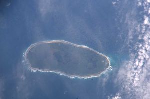 2006년 4월 테라이나섬 (남남서쪽이 위). 섬 서쪽(오른쪽)의 침수된 습지.