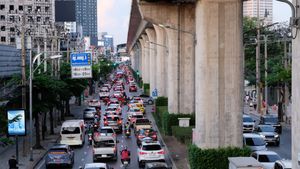 파호니요틴 로드(Phahonyothin Road)에서 볼 수 있는 것처럼 방콕에서는 교통 체증이 흔하다.