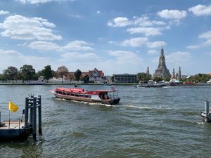 짜오프라야 익스프레스 보트가 왓 아룬 근처 짜오프라야 강을 운항하는 모습