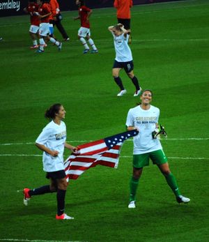 미국과 일본의 2012년 런던 하계 올림픽 여자 축구 결승전 경기가 끝난 이후에 모인 칼리 로이드와 미국 여자 축구 국가대표팀 동료인 호프 솔로