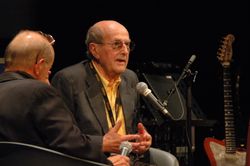 2008년 7월 3일 프랑스 영화박물관에서 안토니오 타부키의 질문에 답하는 올리베이라