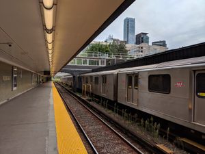 TTC 지하철 1호선 융-유니버시티선 로즈데일 역.