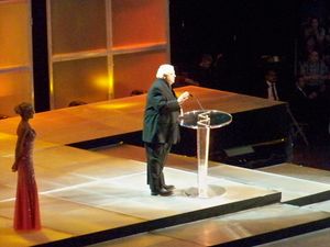 2009년 WWE 명예의 전당 행사에서 펑크 형제를 헌액하는 로즈