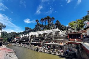 파슈파티나트 사원(Pashupatinath Temple)의 바그마티 강변에 있는 시바 사원