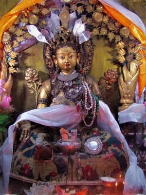 7세기 카트만두 출신의 브리쿠티 공주는 티베트와 중국에 불교를 전파한 공로가 있으며, 불교 여신 녹색 타라로 숭배받고 있다