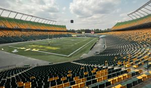 코먼웰스 스타디움은 야외 다목적 경기장이다. 1978년 코먼웰스 게임을 위해 문을 열었으며, CFL의 에드먼턴 엘크스의 홈 경기장으로도 사용된다.