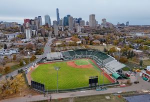 1995년에 개장한 에드먼턴 리버호크스의 홈구장인 RE/MAX 필드