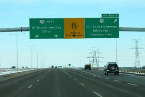에드먼턴의 앤서니 헨데이 드라이브(Anthony Henday Drive). 고속도로는 도시의 주요 순환도로이다.