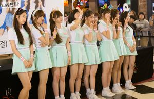 2015년 5월 여의도 IFC몰에서의 오마이걸