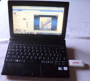 윈도우 7 홈 프리미엄을 구동하고 있는 삼성 N145 플러스 넷북.