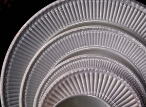 식탁용 접시(가장 아래)부터 받침 접시(가장 위)까지의 크기