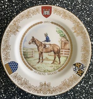 스포드(1971)에서 제작한 세인트 레저 스테이크스 우승자 아테네 우드를 묘사한 기념 접시