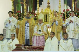대주교 호세 S. 팔마와 그의 보좌 사제들이 교황 미사 중