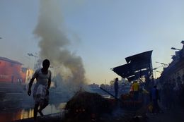 네팔 파슈파티나트 화장터에서 일하는 불가촉천민 남성