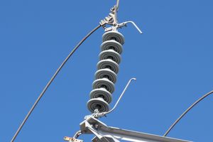 66kV 송전선에 설치된 8개의 절연체 연결체