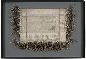 길이 20인치, 너비 30.5인치의 낡은 양피지 조각. 가운데는 흐릿한 라틴어 텍스트가 있고, 양쪽에는 100개의 서명과 그에 해당하는 밀랍 인장이 붙어 있다.