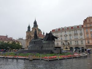 프라하에 있는 후스 동상을 멀리에서 바라본 모습