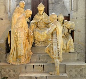 잔 다르크 복권 기념비 (에밀 팽숑 제작). 잔 다르크는 전면에 서서 복권 재판(1909년, 누와용 대성당) 관계자들을 마주하고 있다.