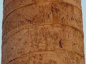 트라야누스 기둥(Trajan's Column)의 일부분. 113년, 트라야누스의 다키아 전쟁(Trajan's Dacian Wars) 장면이 묘사되어 있다.