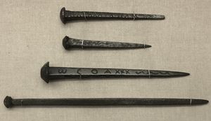 마법 기호와 비문이 새겨진 로마 시대 청동 못, 서기 3~4세기.