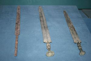 중국 전국 시대의 철 검과 두 자루의 청동 검