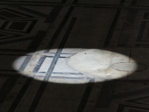 2012년 6월 21일 하지 때 피렌체 대성당 바닥에 비친 규표의 그림자