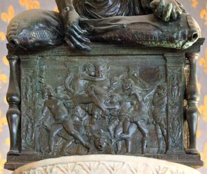 유딧과 홀로페르네스 기단의 부조와 서명, 1453~57년, 베키오 궁전, 피렌체