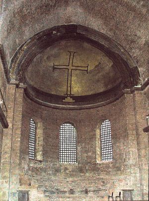 이스탄불의 하기아 이리니 교회에 있는 단순한 십자가. 성상파괴운동, 더 광범위하게는 우상파괴주의의 일환이라고 할 수 있다.