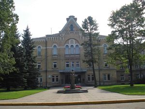 빌뉴스 정신병원(Republican Vilnius Psychiatric Hospital)의 모습. 리투아니아 나우요이 빌니아에 위치한 이 병원은 1902년에 건설되어 1903년 5월 21일에 공식 개원한 리투아니아에서 가장 큰 의료 시설 중 하나이다.