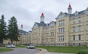 미시간주 트래버스시티에 위치했던 트래버스시티 주립 병원(Traverse City State Hospital). 1881년부터 1989년까지 운영되었다.