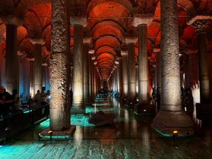 6세기 바실리카 시스테른은 유스티니아누스 대제에 의해 건설되었다.