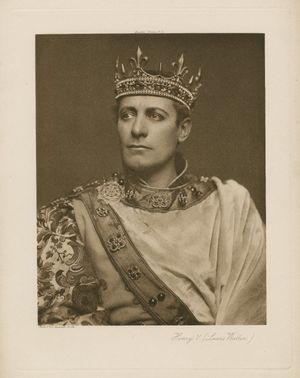 루이스 월러(Lewis Waller)가 윌리엄 셰익스피어의 희곡 헨리 5세에서 헨리 5세 역을 맡은 모습