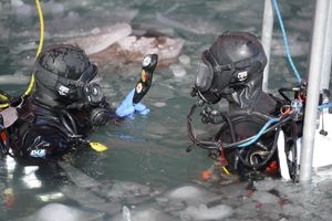 2017년, 맥머도 부근 해상에서 미국 해안경비대 극지방 순찰선 폴라 스타 소속 다이버 두 명