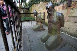 악왕묘에 있는 진회와 왕씨의 동상.