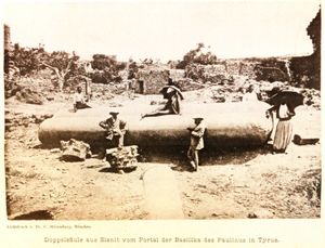 1879년, 요한 네포무크 제프가 이끄는 독일 탐험대가 티레 대성당 폐허에서 유골을 발굴하는 모습