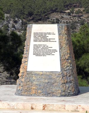 튀르키예 메르신 주 실리프케 근처의 프리드리히 바르바로사 기념비. 터키어와 독일어로 프리드리히가 근처에서 익사했다는 내용이 적혀 있다.