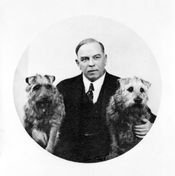 1938년, 킹과 그의 두 마리 개.