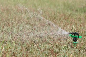 회전식 스프링클러(impact sprinkler)를 이용해 잔디밭에 물을 주는 모습. 호스 끝에 연결하는 스프링클러의 한 예