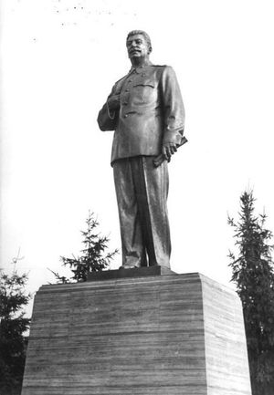 1951년 동베를린의 스탈린 동상(Statue of Stalin). 1961년 스탈린 격하(de-Stalinisation)의 일환으로 철거되었다.