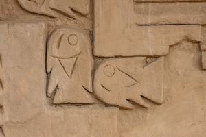 츠추디는 예배 장소였다. 침무인들은 주로 바다를 숭배했기 때문에 이와 같은 인물과 디자인이 도시 주변의 많은 곳에 존재했다.