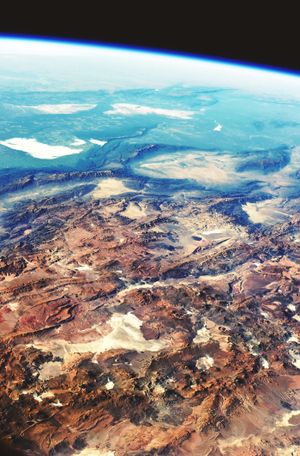 국제우주정거장(ISS)에서 촬영한 사진으로, 전경에는 안데스 산맥의 고원 지대가, 그 앞에는 훨씬 낮은 아타카마 사막을 향해 젊은 화산들이 늘어서 있다.