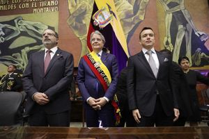 2023년 11월 취임식에서 기예르모 라소 퇴임 대통령(중앙)과 다니엘 노보아 당선 대통령(오른쪽)