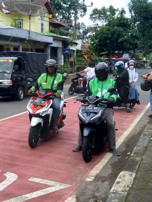 고젝(Gojek)의 오토바이 택시 운전사